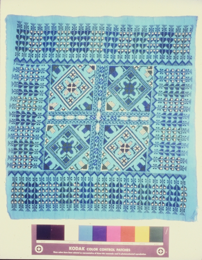 مطرزات فلسطينية تراثية من انتاج جمعية انعاش المخيم