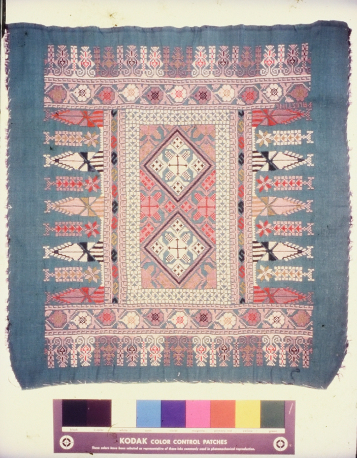 مطرزات فلسطينية تراثية من انتاج انعاش المخيم