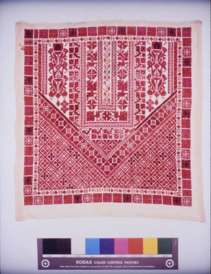 مطرزات فلسطينية تراثية من انتاج انعاش المخيم