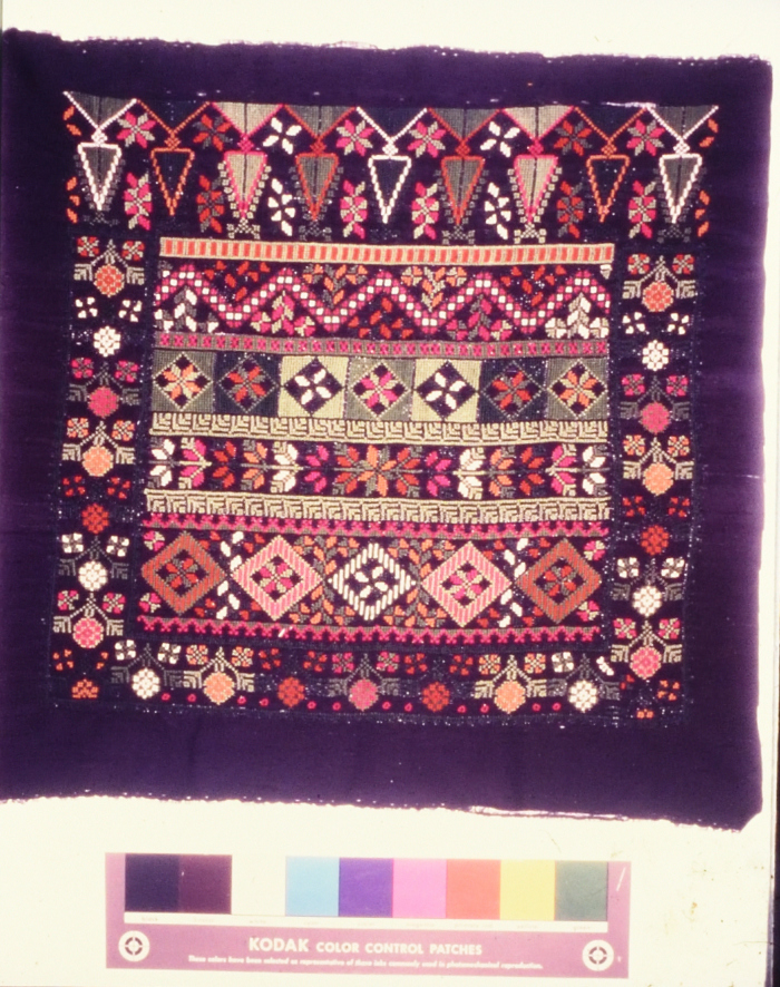 مطرزات فلسطينية تراثية من انتاج انعاش المخيم