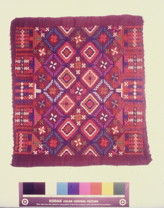 مطرزات فلسطينية تراثية من انتاج انعاش المخيم