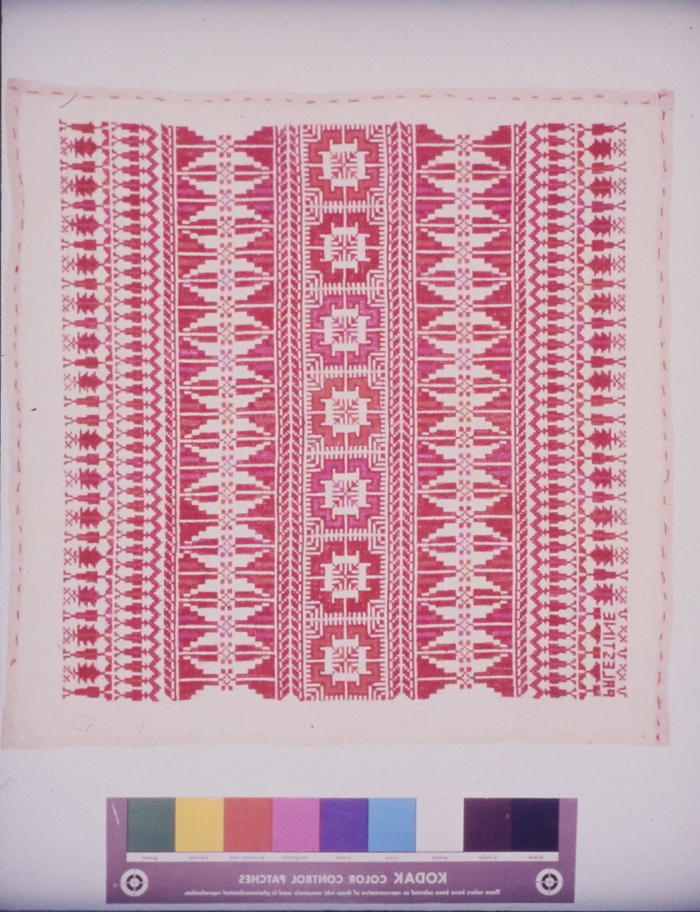 مطرزات فلسطينية تراثية من انتاج انعاش المخيم