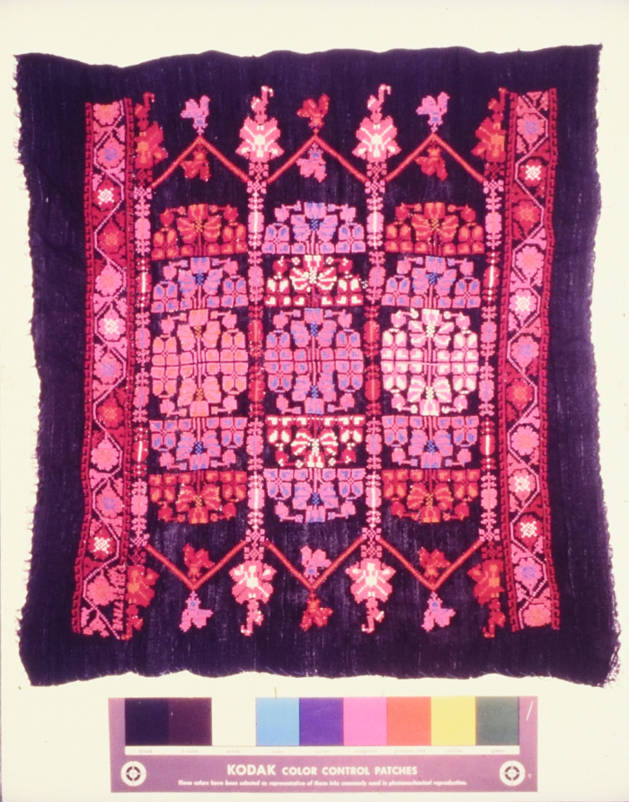 مطرزات فلسطينية تراثية من انتاج انعاش المخيم