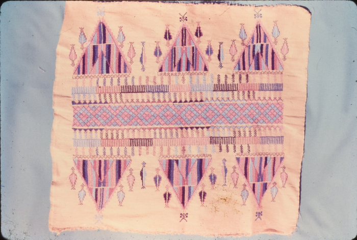 مطرزات فلسطينية تراثية من انتاج انعاش المخيم