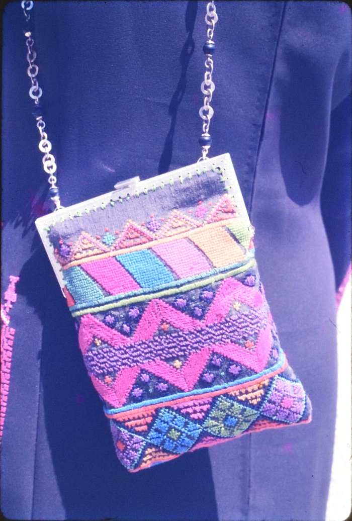 مطرزات فلسطينية تراثية من انتاج انعاش المخيم