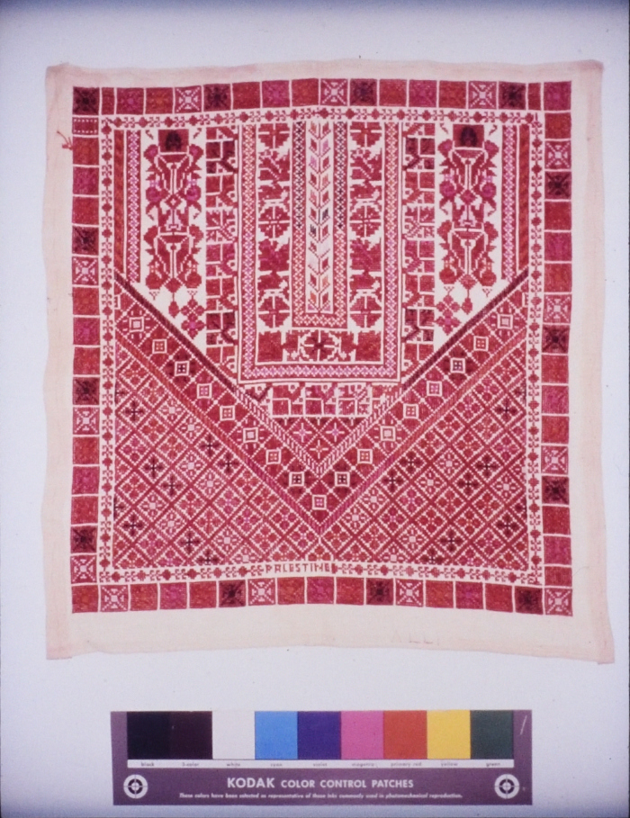 مطرزات فلسطينية تراثية من انتاج انعاش المخيم