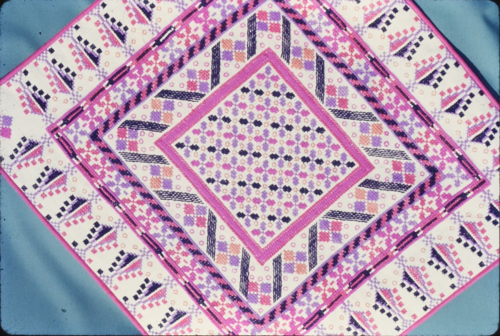 مطرزات فلسطينية تراثية من انتاج انعاش المخيم