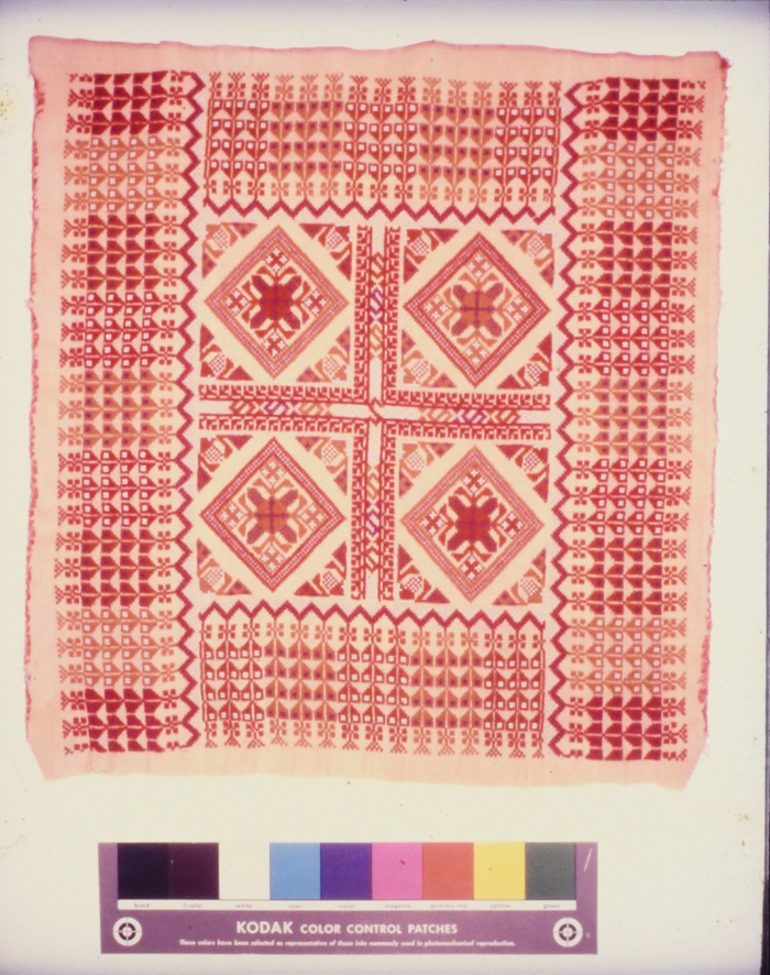 مطرزات فلسطينية تراثية من انتاج انعاش المخيم