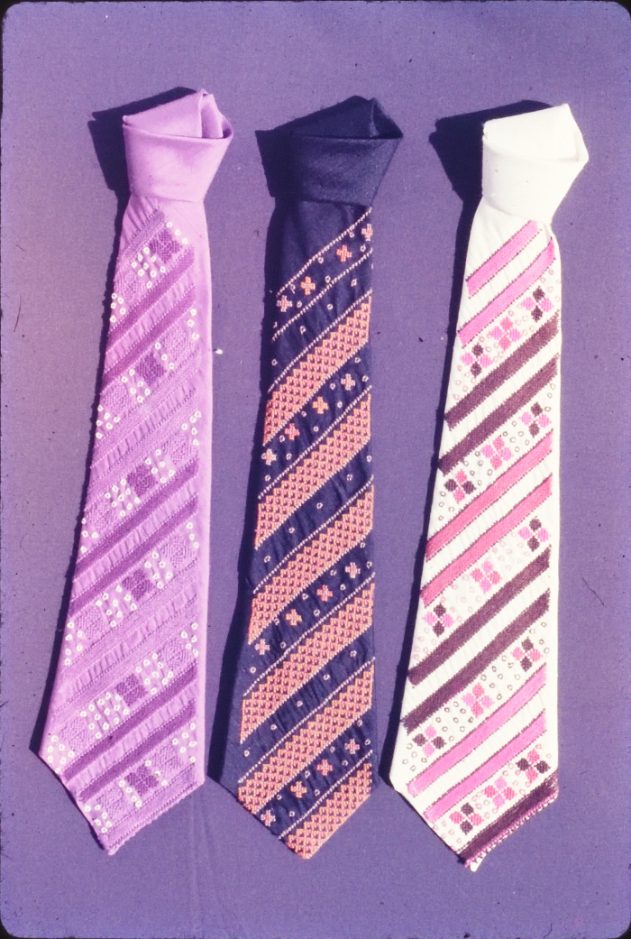 مطرزات فلسطينية تراثية من انتاج انعاش المخيم