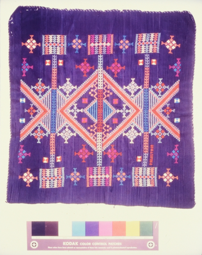 مطرزات فلسطينية تراثية من انتاج انعاش المخيم