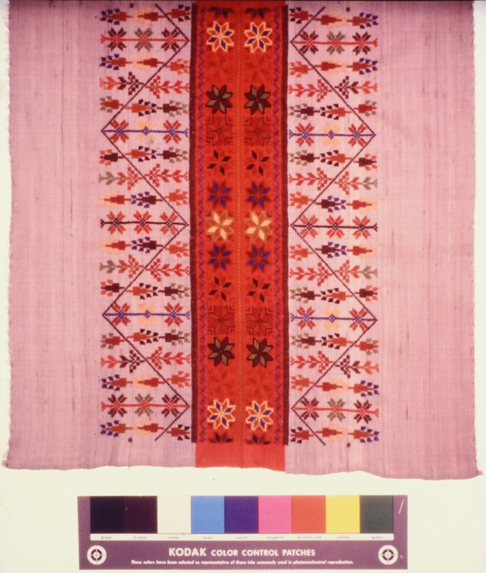 مطرزات فلسطينية تراثية من انتاج انعاش المخيم