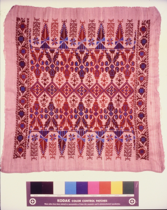 مطرزات فلسطينية تراثية من انتاج انعاش المخيم