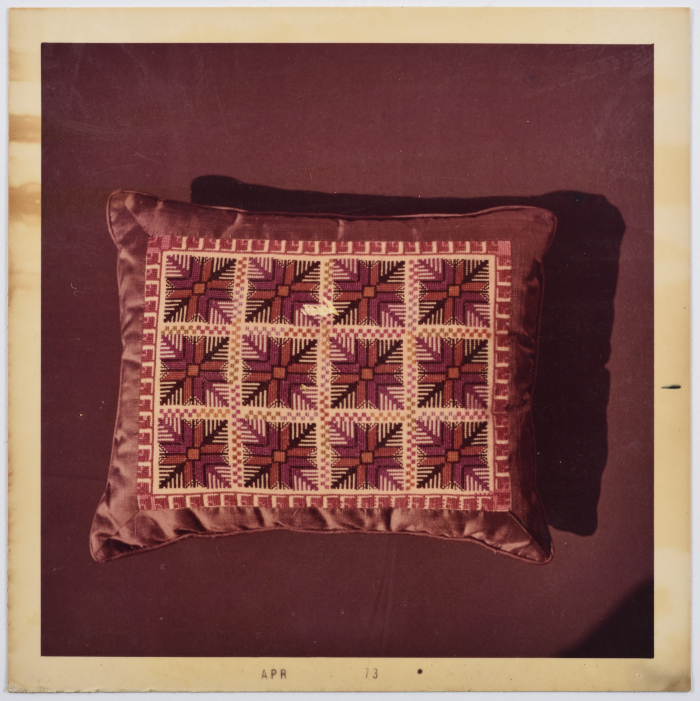 مطرزات فلسطينية تراثية من انتاج انعاش المخيم