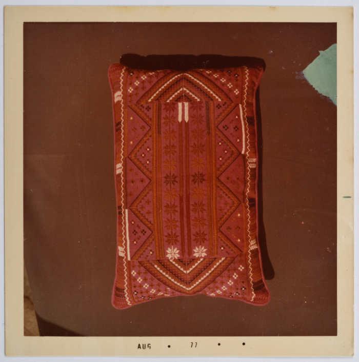 مطرزات فلسطينية تراثية من انتاج انعاش المخيم