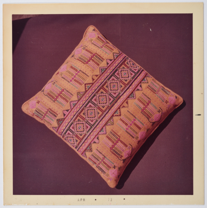 مطرزات فلسطينية تراثية من انتاج انعاش المخيم