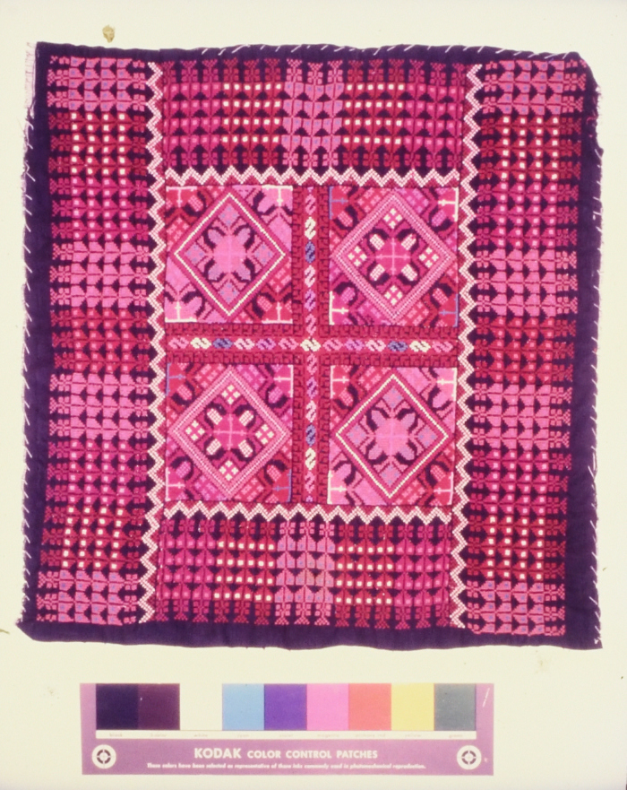 مطرزات فلسطينية تراثية من انتاج انعاش المخيم