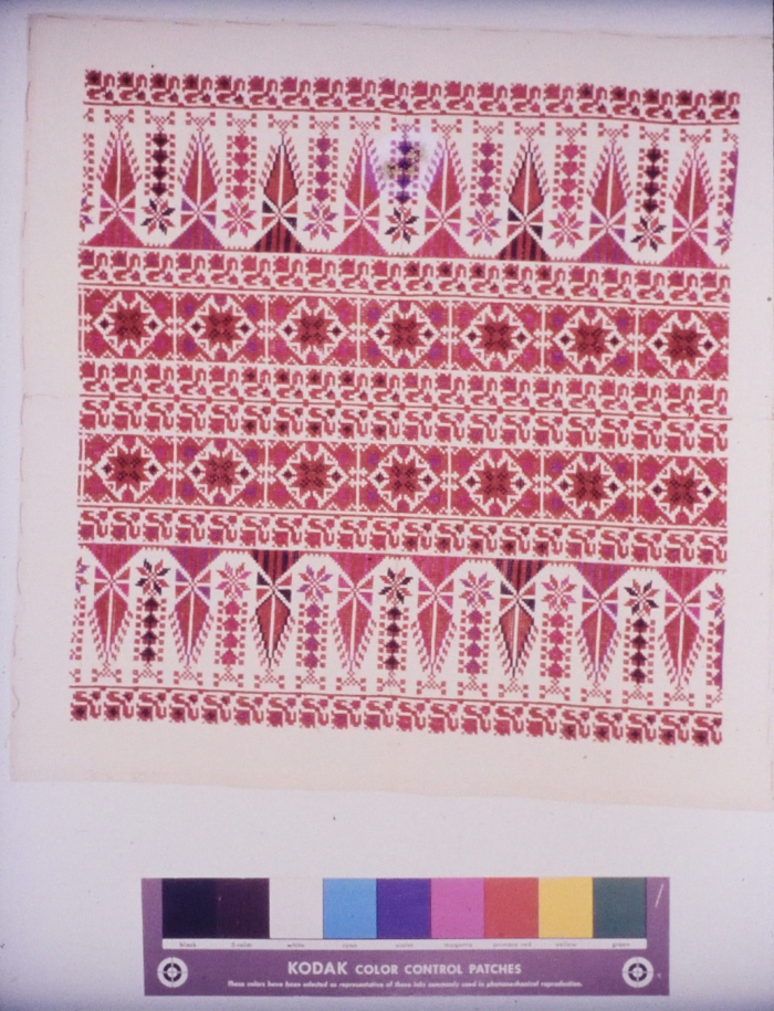 مطرزات فلسطينية تراثية من انتاج انعاش المخيم