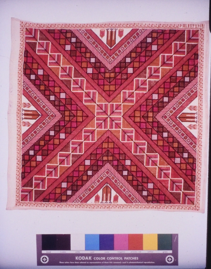 مطرزات فلسطينية تراثية من انتاج انعاش المخيم