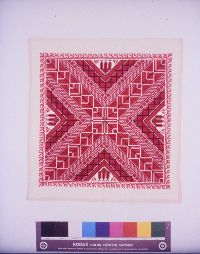 مطرزات فلسطينية تراثية من انتاج انعاش المخيم