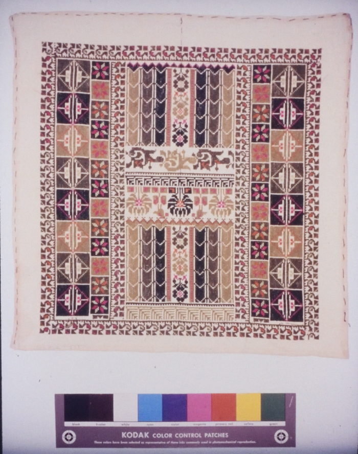 مطرزات فلسطينية تراثية من انتاج انعاش المخيم