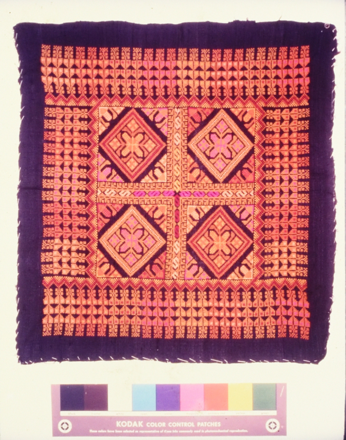 مطرزات فلسطينية تراثية من انتاج انعاش المخيم