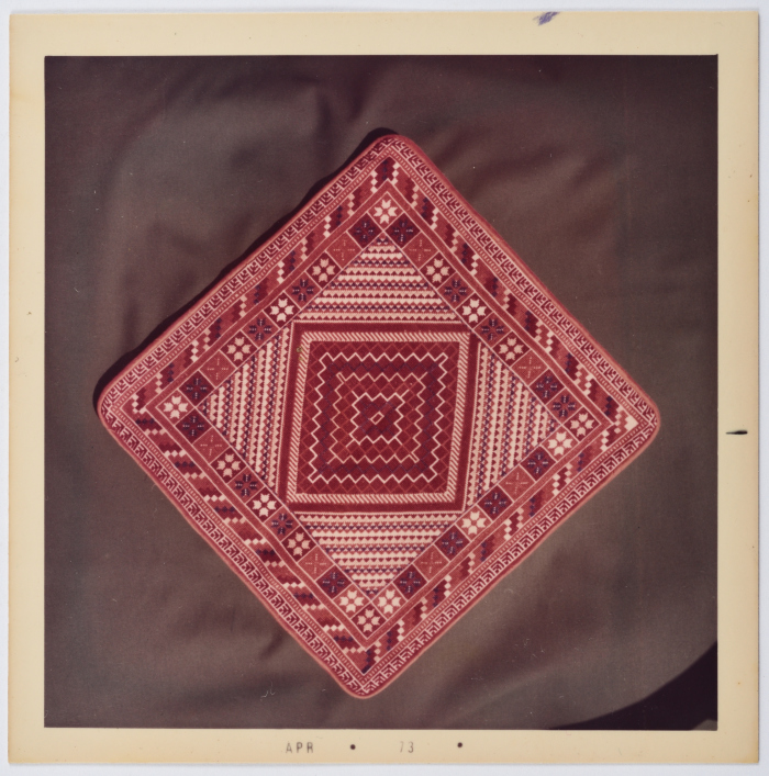 مطرزات فلسطينية تراثية من انتاج انعاش المخيم