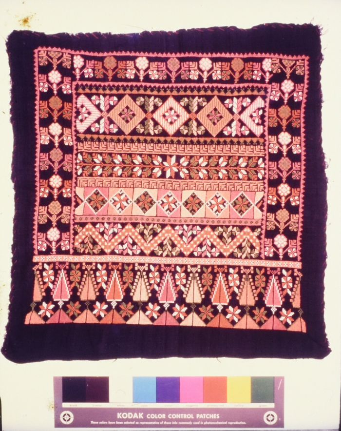 مطرزات فلسطينية تراثية من انتاج انعاش المخيم