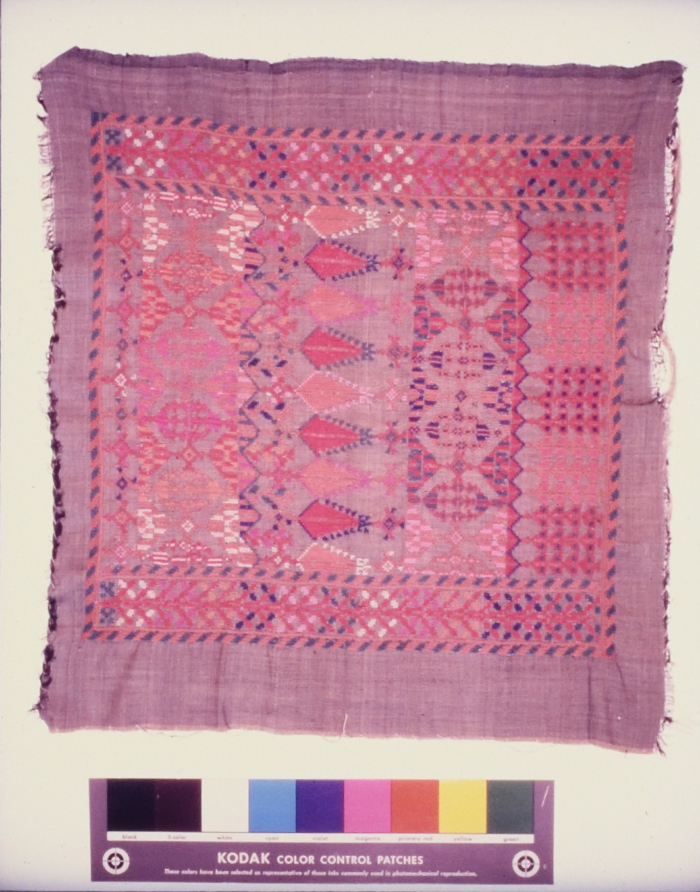 مطرزات فلسطينية تراثية من انتاج انعاش المخيم