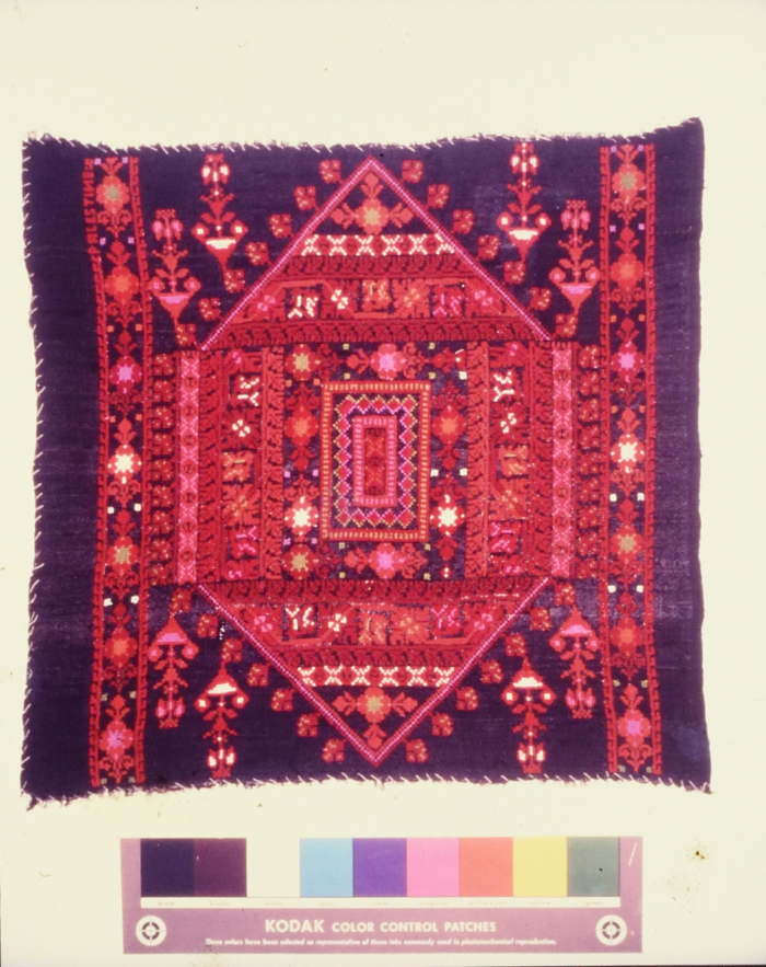 مطرزات فلسطينية تراثية من انتاج انعاش المخيم