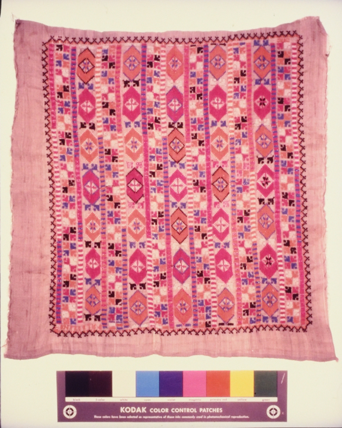 مطرزات فلسطينية تراثية من انتاج انعاش المخيم