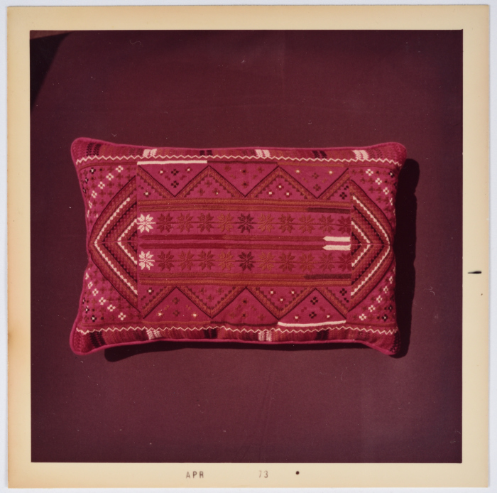 مطرزات فلسطينية تراثية من انتاج انعاش المخيم