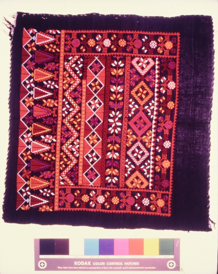 مطرزات فلسطينية تراثية من انتاج انعاش المخيم