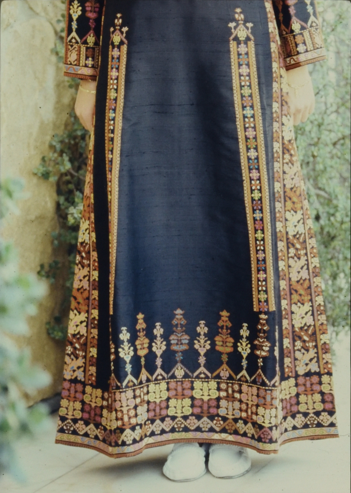 مطرزات فلسطينية تراثية من انتاج انعاش المخيم