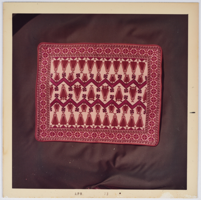 مطرزات فلسطينية تراثية من انتاج انعاش المخيم