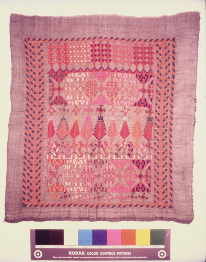 مطرزات فلسطينية تراثية من انتاج انعاش المخيم