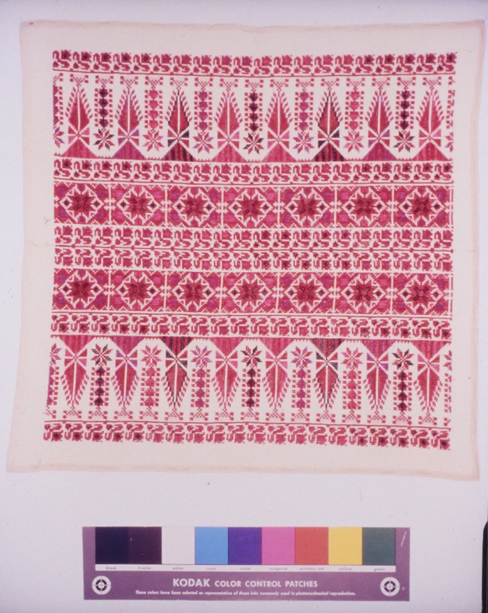 مطرزات فلسطينية تراثية من انتاج انعاش المخيم