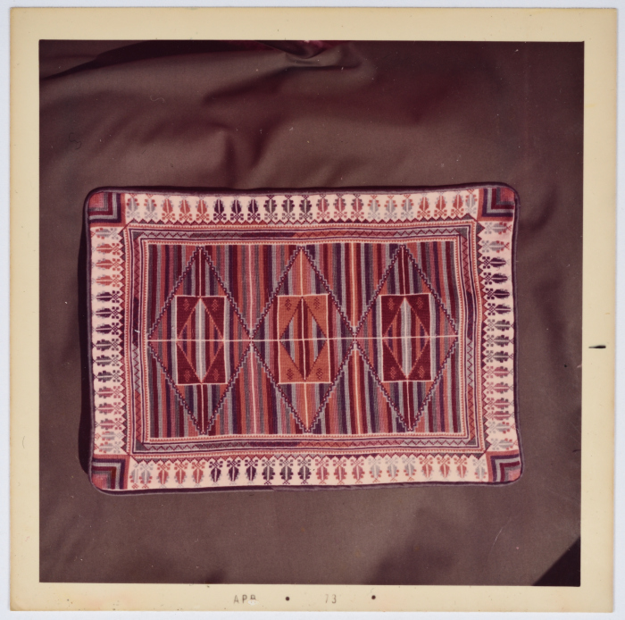 مطرزات فلسطينية تراثية من انتاج انعاش المخيم