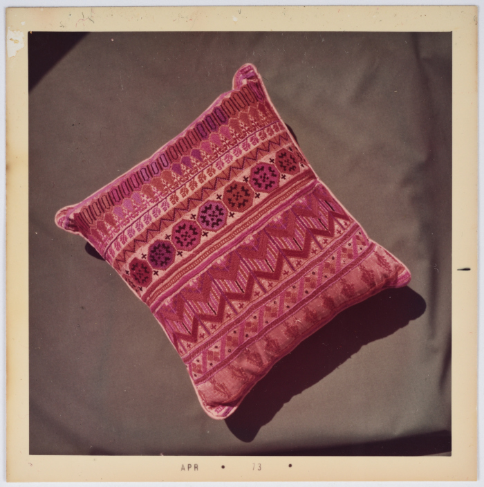 مطرزات فلسطينية تراثية من انتاج انعاش المخيم