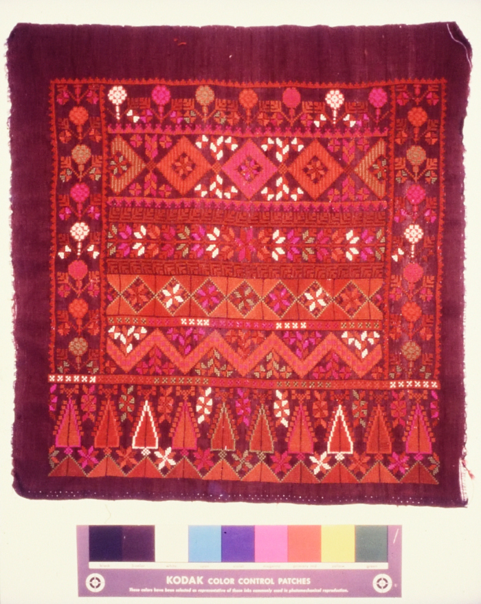 مطرزات فلسطينية تراثية من انتاج انعاش المخيم