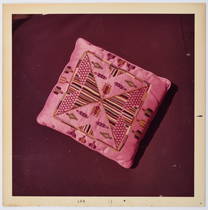 مطرزات فلسطينية تراثية من انتاج انعاش المخيم