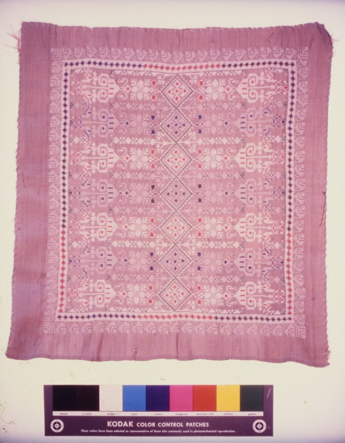 مطرزات فلسطينية تراثية من انتاج انعاش المخيم