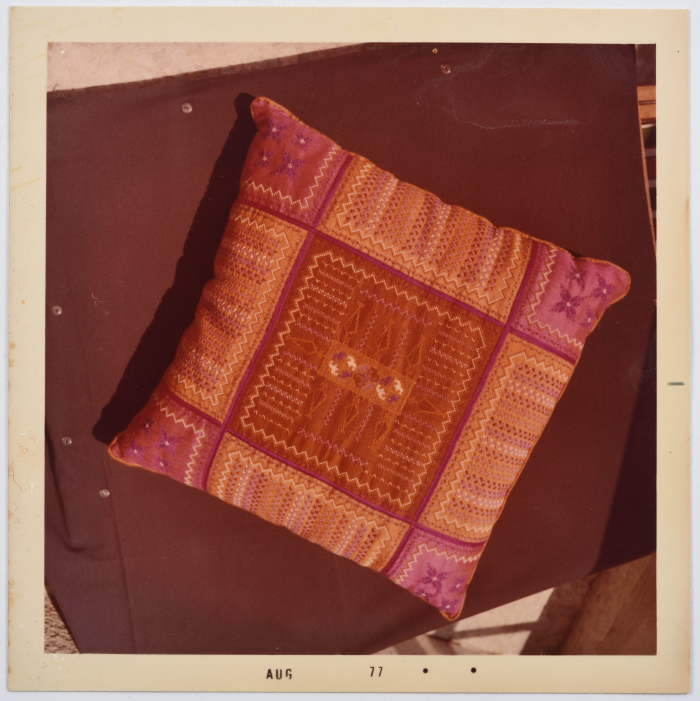 مطرزات فلسطينية تراثية من انتاج انعاش المخيم