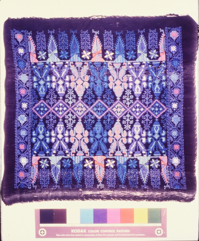 مطرزات فلسطينية تراثية من انتاج انعاش المخيم