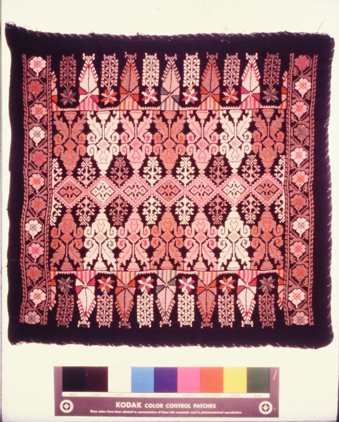 مطرزات فلسطينية تراثية من انتاج انعاش المخيم