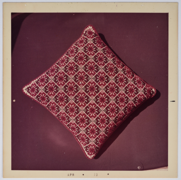 مطرزات فلسطينية تراثية من انتاج انعاش المخيم