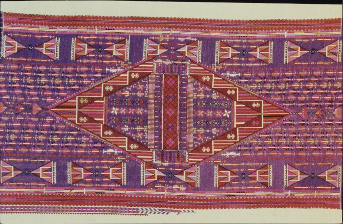 مطرزات فلسطينية تراثية من انتاج انعاش المخيم