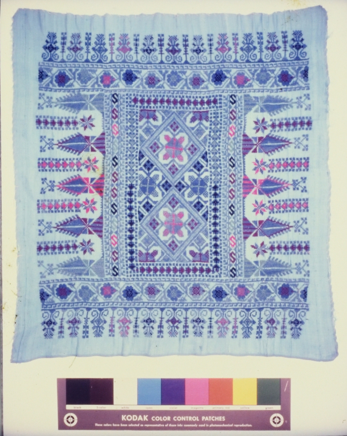 مطرزات فلسطينية تراثية من انتاج انعاش المخيم