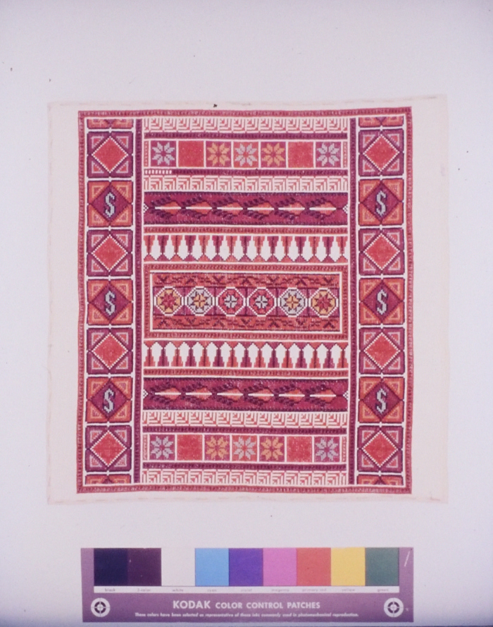 مطرزات فلسطينية تراثية من انتاج انعاش المخيم