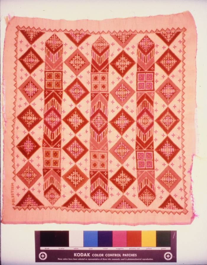 مطرزات فلسطينية تراثية من انتاج انعاش المخيم