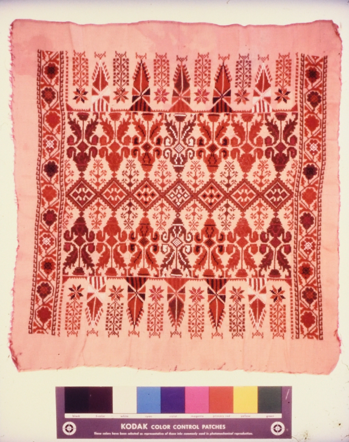 مطرزات فلسطينية تراثية من انتاج انعاش المخيم